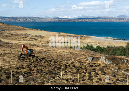 La préparation d'un excavateur terrain pour la plantation d'arbres. Près de Samadalan, Knoydart peninsula, région des Highlands, Ecosse, Royaume-Uni. Banque D'Images