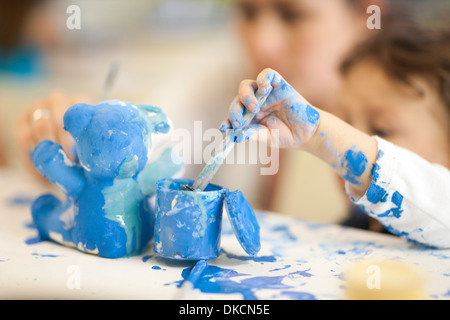 Enfant jouant avec l'aquarelle en classe Banque D'Images