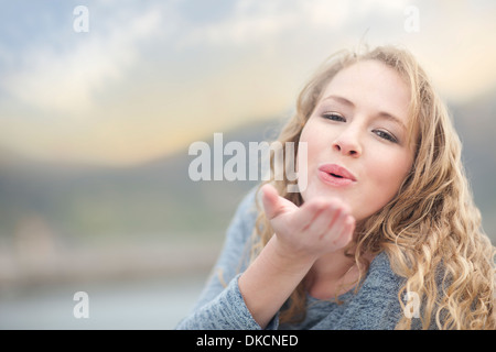 Woman blowing a kiss, Hout Bay, Cape Town, Afrique du Sud Banque D'Images