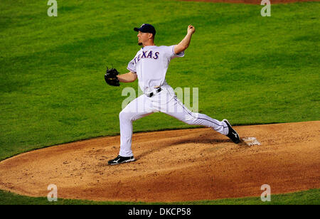 22 octobre 2011 - Arlington, Texas, USA - 22 octobre 2011. Texas Rangers pitcher Matt Harrison jette au cours de trois jeux que les Cardinals de Saint-Louis défait les Rangers du Texas 16 à 7 dans le jeu 3 de la Série mondiale 2011 au Ballpark à Arlington, au Texas. (Crédit Image : © Ralph Lauer/ZUMAPRESS.com) Banque D'Images