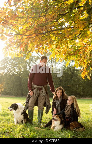 Portrait de grands-parents et sa petite-fille avec des chiens, Norfolk, UK Banque D'Images