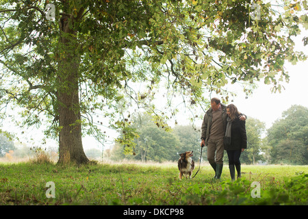 Senior couple walking dog, Norfolk, UK Banque D'Images