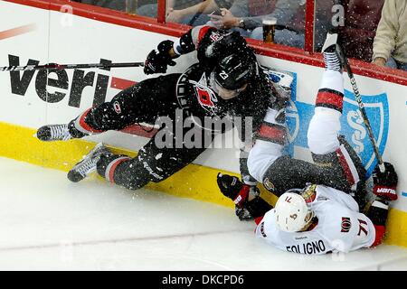 25 octobre 2011 - Raleigh, Caroline du Nord, États-Unis - Carolina Hurricanes Alexei Ponikarovsky aile gauche (23) et de l'aile gauche des Sénateurs d'Ottawa Nick Foligno (71) sénateurs vaincre les Hurricanes 3-2 au RBC Center de Raleigh en Caroline du Nord. (Crédit Image : © Anthony Barham/ZUMAPRESS.com)/Southcreek Banque D'Images
