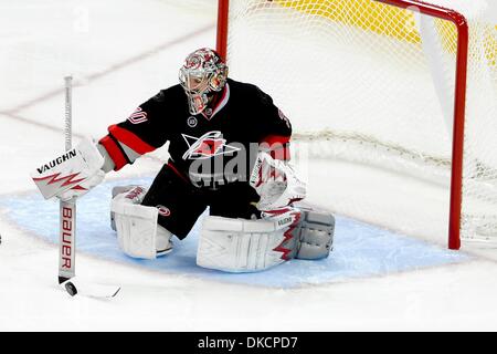 25 octobre 2011 - Raleigh, Caroline du Nord, États-Unis - gardien Cam Ward des Hurricanes de la Caroline (30) bloque la rondelle.Sénateurs vaincre les Hurricanes 3-2 au RBC Center de Raleigh en Caroline du Nord. (Crédit Image : © Anthony Barham/ZUMAPRESS.com)/Southcreek Banque D'Images