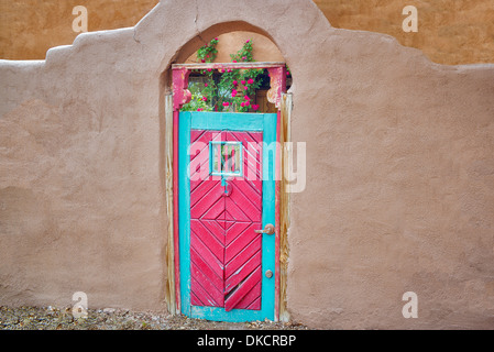 Historique et porte rouge bâtiment adobe près de Santa Fe, Nouveau Mexique. Banque D'Images