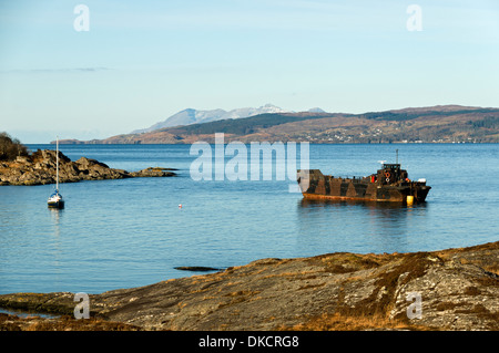 L'île de Rum sur le Sound of Sleat, de Airor sur la péninsule de Knoydart, région des Highlands, Ecosse, Royaume-Uni Banque D'Images