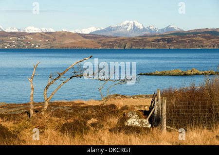 Les montagnes Cuillin de Skye sur le Sound of Sleat, de Airor sur la péninsule de Knoydart, région des Highlands, Ecosse, Royaume-Uni Banque D'Images