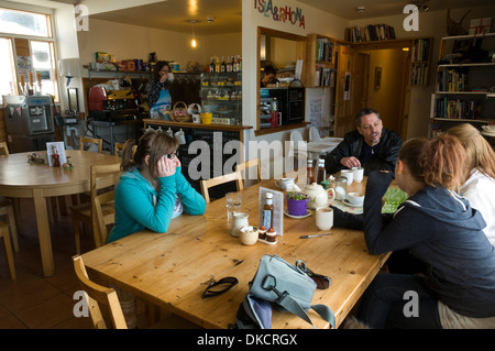 Une famille était assise à une table à l'intérieur de la poterie et de thé, Knoydart, Inverie Knoydart Peninsula, région des Highlands, Ecosse, Royaume-Uni Banque D'Images