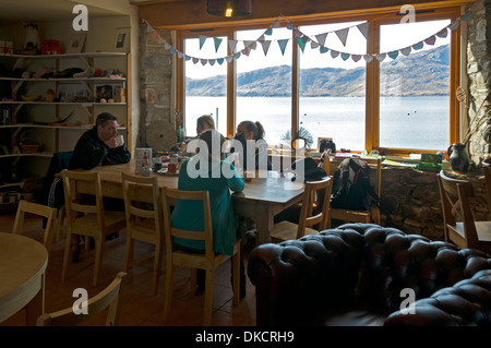 Une famille était assise à une table à l'intérieur de la poterie et de thé, Knoydart, Inverie Knoydart Peninsula, région des Highlands, Ecosse, Royaume-Uni Banque D'Images