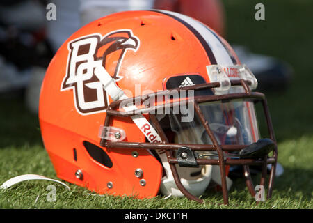 29 octobre 2011 - Kent, Ohio, États-Unis - un boulodrome casque sur la pelouse pendant le match contre l'état de Kent. La Kent State Golden Flashes défait les Falcons de Bowling Green 27-15 au stade Dix à Kent, Ohio. (Crédit Image : © Frank Jansky/ZUMAPRESS.com)/Southcreek Banque D'Images