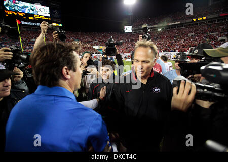 29 octobre 2011 - FL, USA - SERA VRAGOVIC | fois.ht   343257 vrag UF 08 (10/29/11 de Jacksonville en Floride) sera l'entraîneur-chef Gators Muschamp, gauche, répond à l'entraîneur-chef des Bulldogs Géorgie Mark Richt au milieu de terrain après l'Université de Floride Gators contre la Géorgie au match de football des Bulldogs EverBank Field à Jacksonville Samedi 29 octobre. Les Bulldogs battre le Gator 24-20. [WILL VRA Banque D'Images