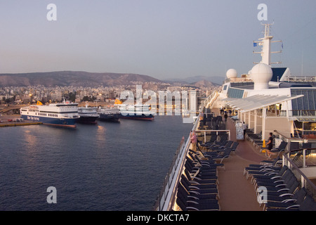 Vue à partir de la silhouette de navire de croisière de célébrité du port du Pirée, près d'Athènes, Grèce. Banque D'Images