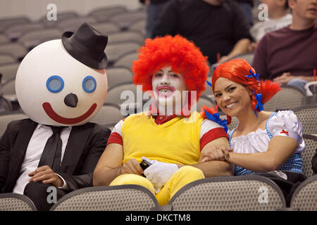 29 octobre 2011 - Dallas, Texas, US - Fans habillés en costumes d'Halloween avant le match entre les Stars de Dallas et New Jersey Devils. (Crédit Image : © Andrew Dieb/ZUMAPRESS.com)/Southcreek Banque D'Images