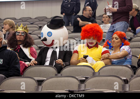 29 octobre 2011 - Dallas, Texas, US - Fans habillés en costumes d'Halloween avant le match entre les Stars de Dallas et New Jersey Devils. (Crédit Image : © Andrew Dieb/ZUMAPRESS.com)/Southcreek Banque D'Images