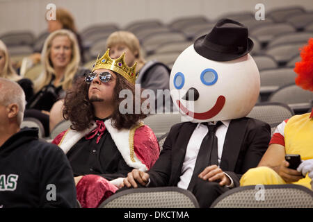 29 octobre 2011 - Dallas, Texas, US - Fans habillés en costumes d'Halloween avant le match entre les Stars de Dallas et New Jersey Devils. (Crédit Image : © Andrew Dieb/ZUMAPRESS.com)/Southcreek Banque D'Images