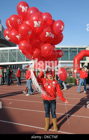 29 octobre 2011 - Lincoln, Nebraska, États-Unis - les ventes de ballons ont été vive sur un endroit frais matin d'octobre comme l'État du Michigan Nebraska défait 24-3 dans un match joué au Memorial Stadium à Lincoln, Nebraska. (Crédit Image : © Steven Branscombe/ZUMApress.com)/Southcreek Banque D'Images