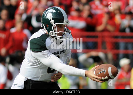 29 octobre 2011 - Lincoln, Nebraska, États-Unis - Michigan State quarterback Kirk Cousins (8) hands off au cours de premier semestre l'action. L'État du Michigan Nebraska défait 24-3 dans un match joué au Memorial Stadium à Lincoln, Nebraska. (Crédit Image : © Steven Branscombe/ZUMApress.com)/Southcreek Banque D'Images