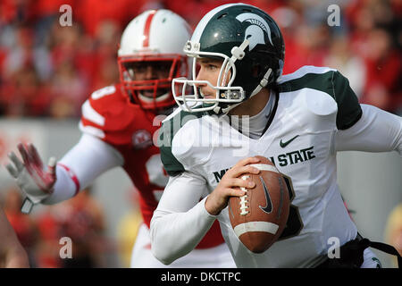 29 octobre 2011 - Lincoln, Nebraska, États-Unis - Michigan State quarterback Kirk Cousins (8) brouille d'éluder le Nebraska attaquer Chase Rome (97). L'État du Michigan Nebraska défait 24-3 dans un match joué au Memorial Stadium à Lincoln, Nebraska. (Crédit Image : © Steven Branscombe/ZUMApress.com)/Southcreek Banque D'Images