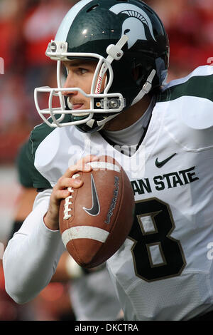 29 octobre 2011 - Lincoln, Nebraska, États-Unis - Michigan State quarterback Kirk Cousins (8) ressemble à un déplacement vers le récepteur. L'État du Michigan Nebraska défait 24-3 dans un match joué au Memorial Stadium à Lincoln, Nebraska. (Crédit Image : © Steven Branscombe/ZUMApress.com)/Southcreek Banque D'Images