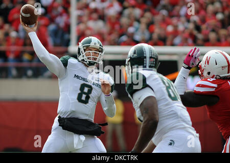 29 octobre 2011 - Lincoln, Nebraska, États-Unis - Michigan State quarterback Kirk Cousins (8) descend d'un laissez-passer. L'État du Michigan Nebraska défait 24-3 dans un match joué au Memorial Stadium à Lincoln, Nebraska. (Crédit Image : © Steven Branscombe/ZUMApress.com)/Southcreek Banque D'Images