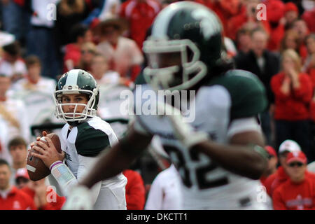 29 octobre 2011 - Lincoln, Nebraska, États-Unis - Michigan State quarterback Kirk Cousins (8) yeux Keshawn récepteur Martin (82) sur un second semestre passer. L'État du Michigan Nebraska défait 24-3 dans un match joué au Memorial Stadium à Lincoln, Nebraska. (Crédit Image : © Steven Branscombe/ZUMApress.com)/Southcreek Banque D'Images