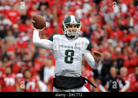 29 octobre 2011 - Lincoln, Nebraska, États-Unis - soutenue par une mer de Husker red, Michigan State quarterback Kirk Cousins (8) passe vers. L'État du Michigan Nebraska défait 24-3 dans un match joué au Memorial Stadium à Lincoln, Nebraska. (Crédit Image : © Steven Branscombe/ZUMApress.com)/Southcreek Banque D'Images