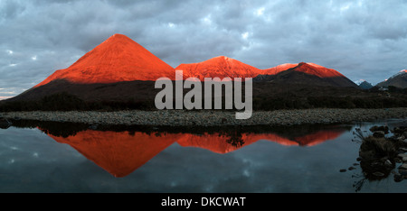 Coucher du soleil sur la Red Cuillin Hills, de Sligachan, île de Skye. Région des Highlands, Ecosse, Royaume-Uni. Banque D'Images