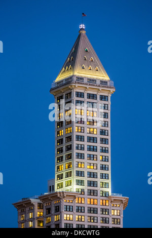 Smith Tower au crépuscule dans le centre-ville de Seattle, Washington State, USA Banque D'Images