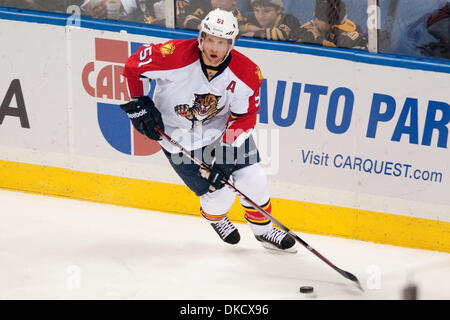 29 octobre 2011 - Buffalo, New York, États-Unis - les Panthers de la Floride le défenseur Brian Campbell (# 51) patins avec la rondelle dans un match contre les Sabres de Buffalo au First Niagara Center. La Floride a gagné le match 3-2. (Crédit Image : © Mark/ZUMAPRESS.com) Konezny/Southcreek Banque D'Images