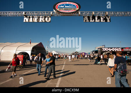 29 octobre 2011 - Las Vegas, Nevada, États-Unis - le fameux ''Nitro Alley'' à la 11e gala annuel O Pneumatiques NHRA ressortissants lors de la Strip à Las Vegas Motor Speedway de Las Vegas, Nevada. (Crédit Image : © Matt/ZUMAPRESS.com) Gdowski/Southcreek Banque D'Images