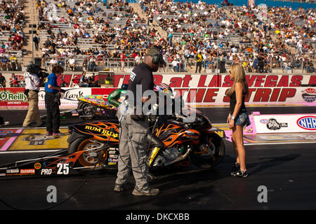 29 octobre 2011 - Las Vegas, Nevada, États-Unis - Cameraman pour ESPN2 fait son travail pour couvrir le 11e gala annuel O Pneumatiques NHRA ressortissants lors de la Strip à Las Vegas Motor Speedway de Las Vegas, Nevada. (Crédit Image : © Matt/ZUMAPRESS.com) Gdowski/Southcreek Banque D'Images