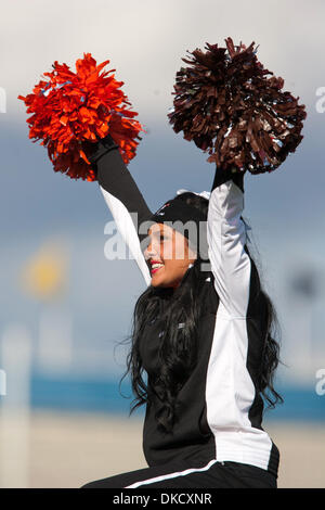 29 octobre 2011 - Kent, Ohio, États-Unis - un boulodrome cheerleader sur la touche pendant le match contre l'état de Kent. La Kent State Golden Flashes défait les Falcons de Bowling Green 27-15 au stade Dix à Kent, Ohio. (Crédit Image : © Frank Jansky/ZUMAPRESS.com)/Southcreek Banque D'Images