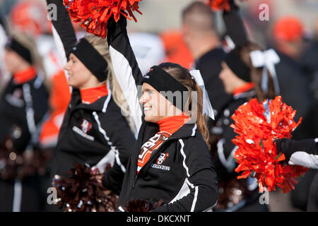 29 octobre 2011 - Kent, Ohio, États-Unis - Bowling Green cheerleaders sur la touche pendant le match contre l'état de Kent. La Kent State Golden Flashes défait les Falcons de Bowling Green 27-15 au stade Dix à Kent, Ohio. (Crédit Image : © Frank Jansky/ZUMAPRESS.com)/Southcreek Banque D'Images