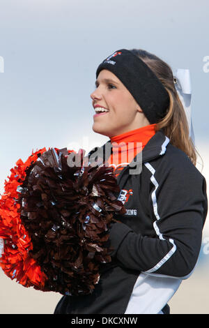 29 octobre 2011 - Kent, Ohio, États-Unis - un boulodrome cheerleader sur la touche pendant le match contre l'état de Kent. La Kent State Golden Flashes défait les Falcons de Bowling Green 27-15 au stade Dix à Kent, Ohio. (Crédit Image : © Frank Jansky/ZUMAPRESS.com)/Southcreek Banque D'Images