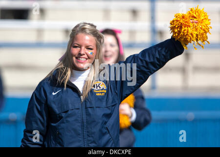 29 octobre 2011 - Kent, Ohio, États-Unis - une meneuse de Kent State sur la touche pendant le match contre Bowling Green. La Kent State Golden Flashes défait les Falcons de Bowling Green 27-15 au stade Dix à Kent, Ohio. (Crédit Image : © Frank Jansky/ZUMAPRESS.com)/Southcreek Banque D'Images