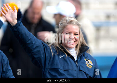 29 octobre 2011 - Kent, Ohio, États-Unis - une meneuse de Kent State sur la touche pendant le match contre Bowling Green. La Kent State Golden Flashes défait les Falcons de Bowling Green 27-15 au stade Dix à Kent, Ohio. (Crédit Image : © Frank Jansky/ZUMAPRESS.com)/Southcreek Banque D'Images
