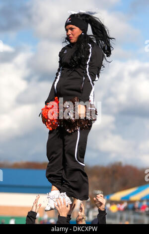29 octobre 2011 - Kent, Ohio, États-Unis - un boulodrome cheerleader sur la touche pendant le match contre l'état de Kent. La Kent State Golden Flashes défait les Falcons de Bowling Green 27-15 au stade Dix à Kent, Ohio. (Crédit Image : © Frank Jansky/ZUMAPRESS.com)/Southcreek Banque D'Images