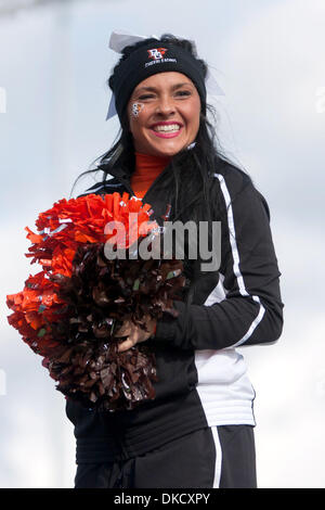 29 octobre 2011 - Kent, Ohio, États-Unis - un boulodrome cheerleader sur la touche pendant le match contre l'état de Kent. La Kent State Golden Flashes défait les Falcons de Bowling Green 27-15 au stade Dix à Kent, Ohio. (Crédit Image : © Frank Jansky/ZUMAPRESS.com)/Southcreek Banque D'Images
