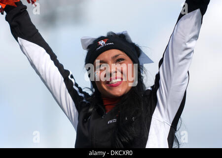 29 octobre 2011 - Kent, Ohio, États-Unis - un boulodrome cheerleader sur la touche pendant le match contre l'état de Kent. La Kent State Golden Flashes défait les Falcons de Bowling Green 27-15 au stade Dix à Kent, Ohio. (Crédit Image : © Frank Jansky/ZUMAPRESS.com)/Southcreek Banque D'Images