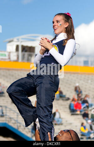 29 octobre 2011 - Kent, Ohio, États-Unis - une meneuse de Kent State sur la touche pendant le match contre Bowling Green. La Kent State Golden Flashes défait les Falcons de Bowling Green 27-15 au stade Dix à Kent, Ohio. (Crédit Image : © Frank Jansky/ZUMAPRESS.com)/Southcreek Banque D'Images