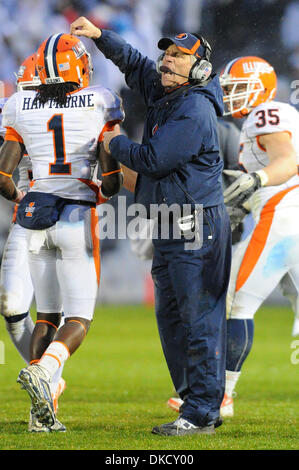 29 octobre 2011 - State College, Pennsylvanie, États-Unis d'Amérique - New York l'entraîneur-chef Ron Zook félicite defender Terry Hawthorne (1) après un gros arrêt défensif contre Penn State. Penn State Illinois défait 10-7 à donner à Joe Paterno sa 409ème victoire, devenir l'entraîneur winningest de tous les temps dans la division 1 de football. (Crédit Image : © Brian Freed/Southcreek/ZUMAPRESS.com) Banque D'Images