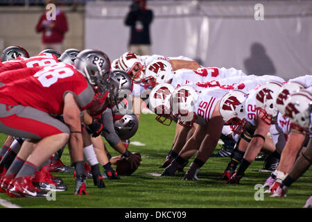 29 octobre 2011 - Columbus, Ohio, États-Unis - Ohio State Buckeyes et Wisconsin Badgers line up pour le dernier point supplémentaire de tenter à la fin du quatrième trimestre. (Crédit Image : © Scott Stuart/ZUMAPRESS.com)/Southcreek Banque D'Images