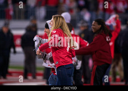 29 octobre 2011 - Columbus, Ohio, États-Unis - Ohio State Buckeyes fans storm le domaine à la fin de la partie entre le Wisconsin et l'Ohio State à l'Ohio Stadium, Columbus, Ohio. La défaite de l'état de l'Ohio Wisconsin 33-29. (Crédit Image : © Scott Stuart/ZUMAPRESS.com)/Southcreek Banque D'Images