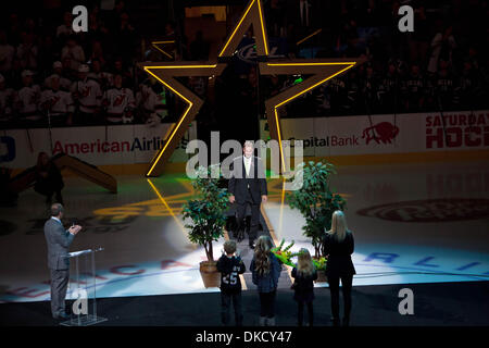 29 octobre 2011 - Dallas, Texas, US - Joe Nieuwendyk est honoré pour son intronisation au Temple de la renommée avant le match entre les Stars de Dallas et New Jersey Devils. Dallas bat New Jersey 3-1 à l'American Airlines Center (crédit Image : © Andrew Dieb/ZUMAPRESS.com)/Southcreek Banque D'Images