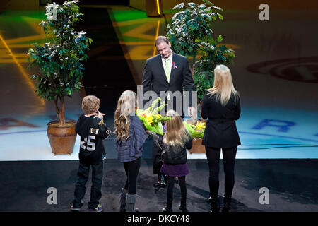 29 octobre 2011 - Dallas, Texas, US - Joe Nieuwendyk est honoré pour son intronisation au Temple de la renommée avant le match entre les Stars de Dallas et New Jersey Devils. Dallas bat New Jersey 3-1 à l'American Airlines Center (crédit Image : © Andrew Dieb/ZUMAPRESS.com)/Southcreek Banque D'Images