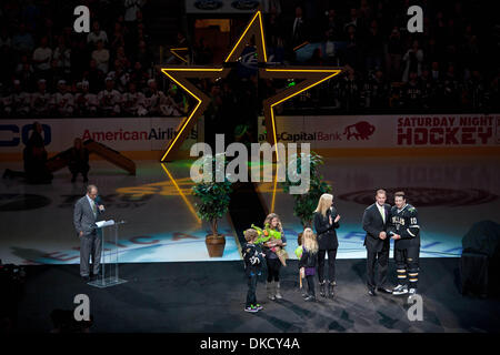 29 octobre 2011 - Dallas, Texas, US - Joe Nieuwendyk est honoré pour son intronisation au Temple de la renommée avant le match entre les Stars de Dallas et New Jersey Devils. Dallas bat New Jersey 3-1 à l'American Airlines Center (crédit Image : © Andrew Dieb/ZUMAPRESS.com)/Southcreek Banque D'Images