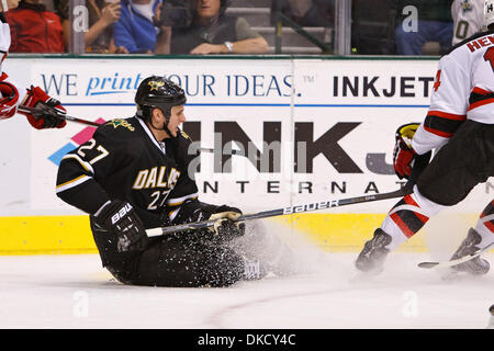 29 octobre 2011 - Dallas, Texas, États-Unis - le défenseur des Stars de Dallas Adam Pardy (27) au cours de l'action entre les Stars de Dallas et New Jersey Devils. Dallas bat New Jersey 3-1 à l'American Airlines Center (crédit Image : © Andrew Dieb/ZUMAPRESS.com)/Southcreek Banque D'Images