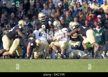 29 octobre 2011 - South Bend, Indiana, États-Unis - la bataille dans les tranchées au cours de trimestre de NCAA football match entre Notre Dame et de la Marine. La Cathédrale Notre Dame Fighting Irish défait les aspirants de marine 56-14 en match au stade Notre-dame à South Bend, Indiana. (Crédit Image : © John Mersits/ZUMAPRESS.com)/Southcreek Banque D'Images