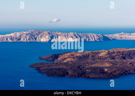 L'île volcanique de Nea Kameni à Santorin Grèce avec des navires devant Banque D'Images