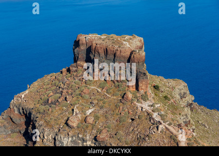 Skaros rock à Santorin contre la mer bleue en arrière-plan Banque D'Images